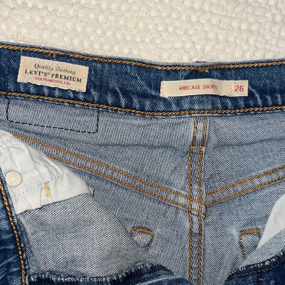 Levi's Ribcage Shorts - Picture 4 of 4